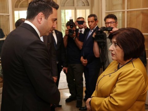 Sahibə Qafarova erməni həmkarı ilə söhbətləşdi - FOTO