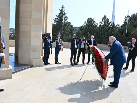 Belarus Prezidenti Bakıda şəhidlərin xatirəsini anıb - FOTO