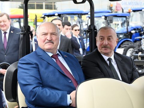 Azərbaycan və Belarus prezidentləri sərgilərlə tanış olublar