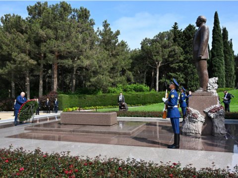 Lukaşenko Heydər Əliyevin məzarını ziyarət edib