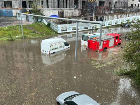 İrəvanda maşınlar su altında qaldı - LEYSAN