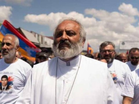 Keşiş ermənilərə tezliklə əsas mitinqin keçiriləcəyini vəd etdi