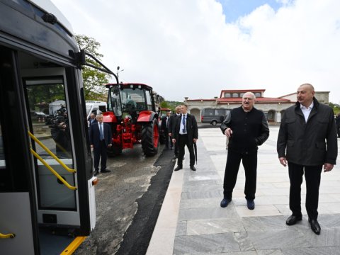 Lukaşenko Şuşaya avtobus və traktor hədiyyə etdi - FOTO