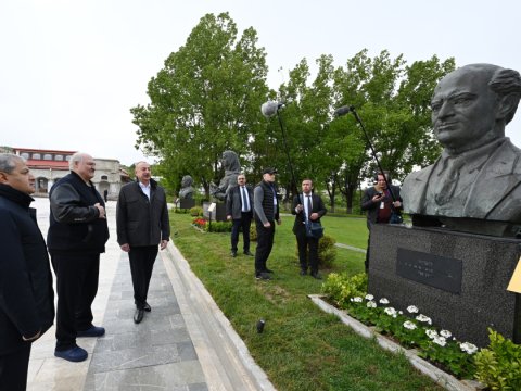 Prezidentlər Şuşada gülləbaran edilmiş heykəllərə baxıblar - FOTO