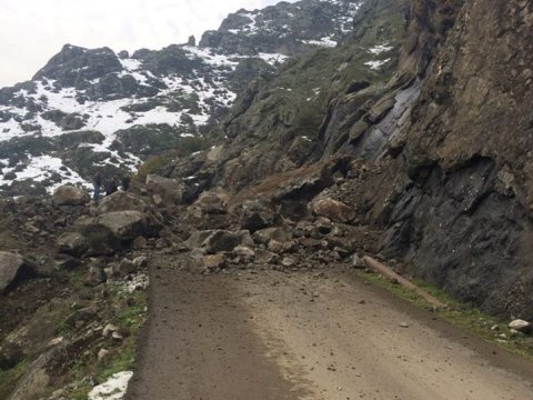 Lerikdə dağ uçqunu - Kəndin yolu bağlandı