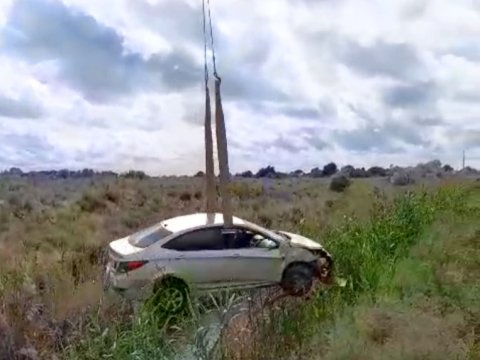 Minik maşını kanala düşdü