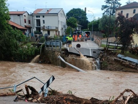 Leysan yağış daşqınlara səbəb oldu 
