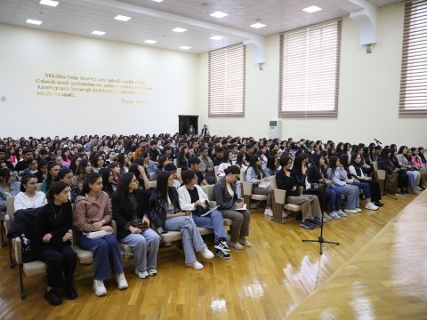 Rektor imtahana hazırlıqla bağlı tələbələrlə görüşdü - FOTO