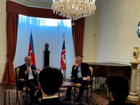 Nazir xaricdə oxuyanlardan DANIŞDI