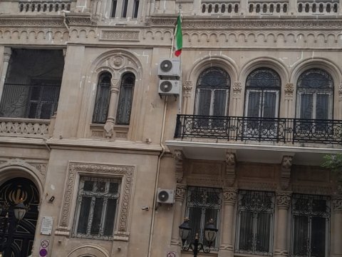 İran səfirliyində bayraqlar yarıya endirildi - FOTO