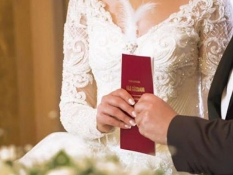 Nikah yaşının 1 il azaldılması ilə bağlı verilən icazələr azalıb