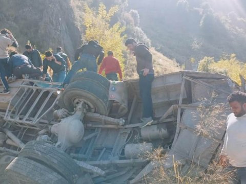 Hindistanda avtomobil dərəyə aşdı - 18 nəfər öldü