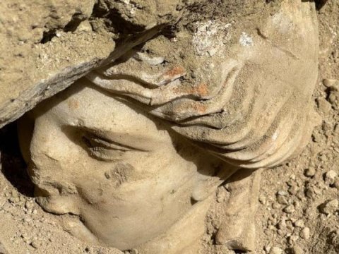 Arxeoloqlar ilahə Higeyanın heykəlinin başını aşkar ediblər
