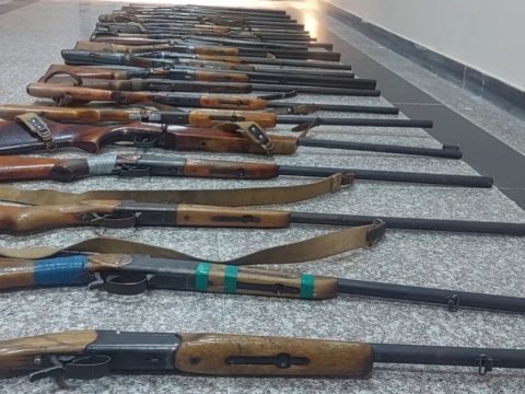 Polis vətəndaşlardan ötən gün 4 tüfəng təhvil götürüb