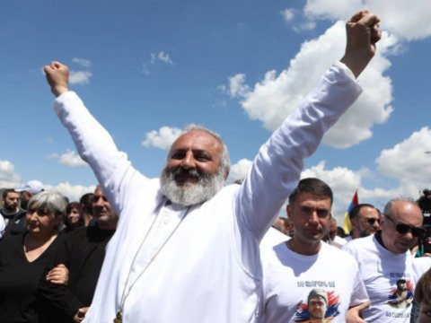 Keşiş Baqrat siyasətə girişməklə İncilin ziddinə gedir - Spiker od püskürdü