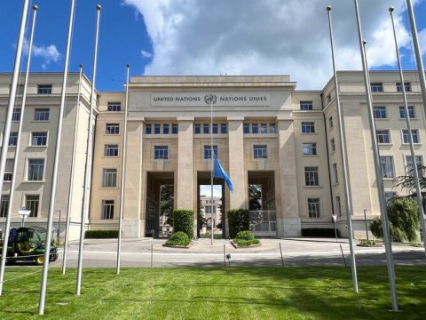 BMT-nin bayrağı Rəisiyə görə yarıya endirildi