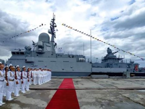 Rusiyanın raket daşıyan gəmisi vuruldu