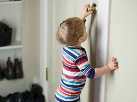 Bağlı qapı arxasında qalan uşaq xilas edildi