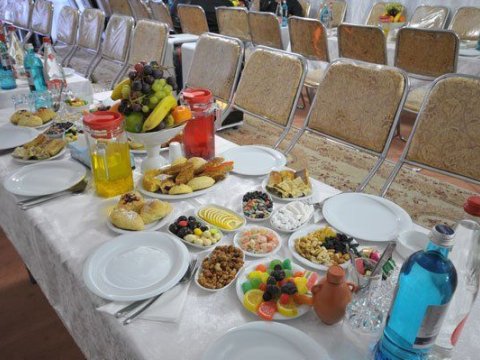 Eks-deputat yas məclisindəki təmtərağa qarşı çıxdı: “Hamı elə iştahla yeyir ki...”