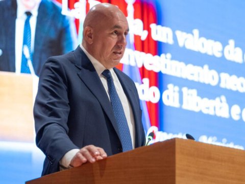 Müdafiə naziri xəstəxanaya yerləşdirildi