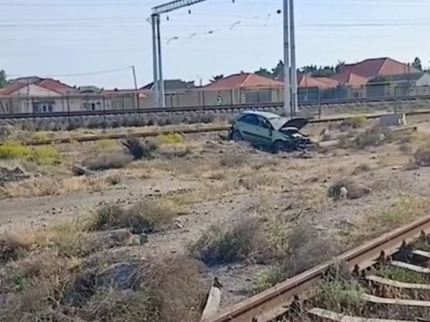 Maşın dəmir yolu xəttinin üzərinə aşdı