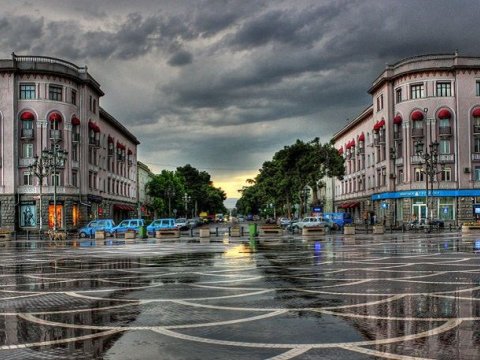 Gürcüstanda ana və qızını küçədə öldürən kişi saxlanılıb