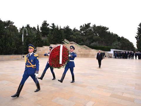 Tacikistan Prezidenti Şəhidlər Xiyabanını ziyarət etdi 