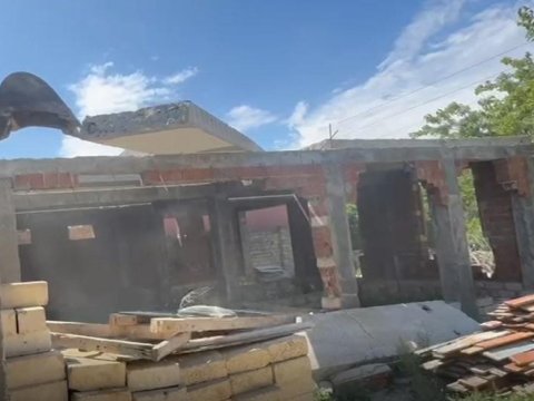 Biləcəridə sənədsiz tikili söküldü - VİDEO