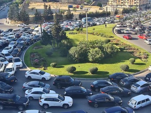 Nasaz maşın tıxac yaratdı - FOTO