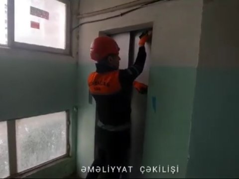Liftdə qalan şəxs xilas edildi - VİDEO