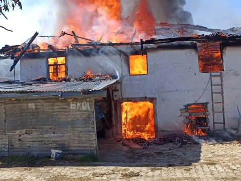 Kürdəmirdə 4 otaqlı ev yandı