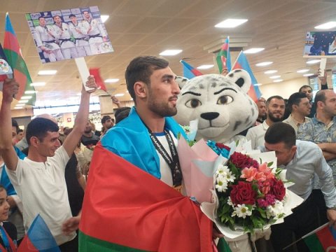 Dünya çempionumuz Vətənə döndü - FOTO