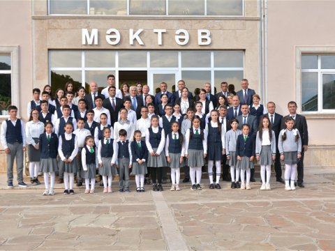 Kamal Abdulla Naxçıvanın 100 yaşlı kənd orta məktəbinin qonağı olub