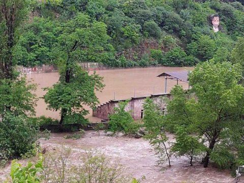 Ermənistanla Gürcüstan arasında yol BAĞLANDI