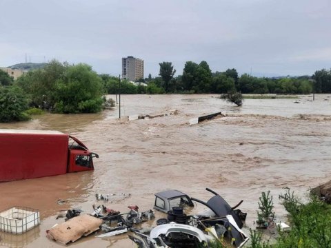Gürcüstanda güclü yağışlar - Yollar, körpülər dağıldı