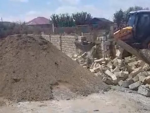 Sumqayıtda sənədsiz tikili söküldü - VİDEO