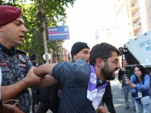Ermənistanın polis rəisi keşiş Baqrata xəbərdarlıq etdi: “Onlar it kimi dayanırlar”