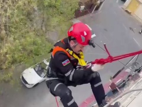 Köməksiz vəziyyətdə qalan yaşlı qadın xilas edildi