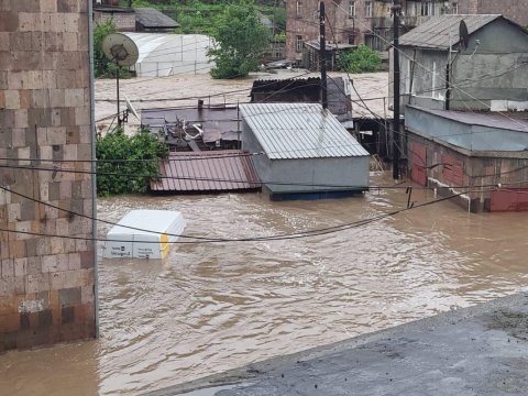 Ermənistanda daşqınlar nəticəsində 4 nəfər ÖLÜB