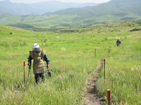 Qazaxın azad edilmiş kəndində minatəmizləmə - FOTOLAR