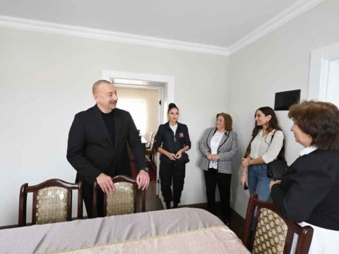 Prezidentlə xanımını evinə dəvət etdi