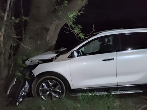 Qubada maşın ağaca çırpıldı - Sürücü öldü