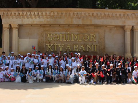 Türk dövlətlərinin məktəbliləri Şəhidlər xiyabanı və “Türk şəhidliyi” abidəsini ziyarət ediblər - FOTOLAR
