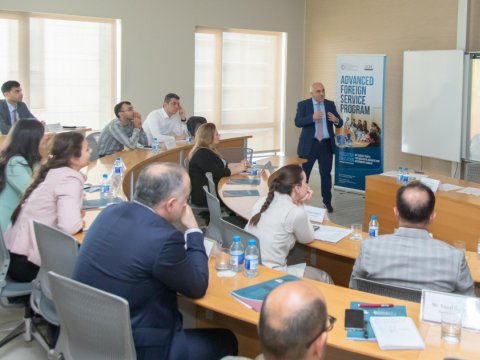 Fuad Hüseynov ADA Universitetində diplomatlara mühazirə deyib
