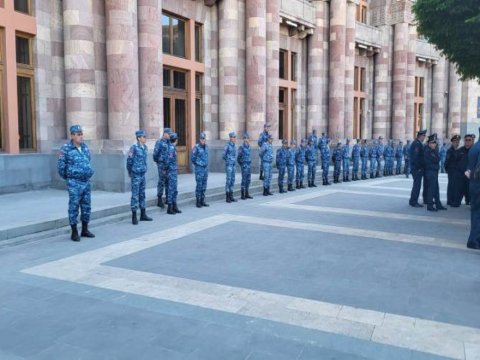 Ermənistan polisi hökumət binasını mühasirəyə aldı