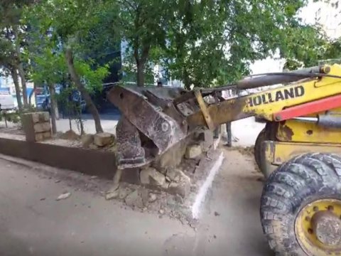 FHN əməkdaşları vətəndaşın hasarını sökdü - VİDEO