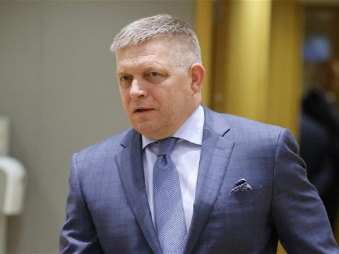 Güllələnən baş nazir xəstəxanadan evə buraxıldı