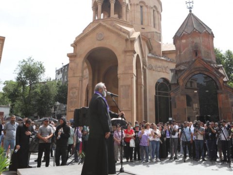 Keşiş narazı kütləni Baş Prokurorluğun önünə apardı