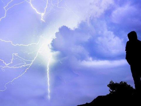 Daha bir gənci ildırım vurdu