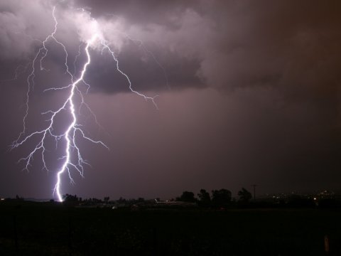 Azərbaycanda 3 nəfəri ildırım vurdu - İkisi öldü